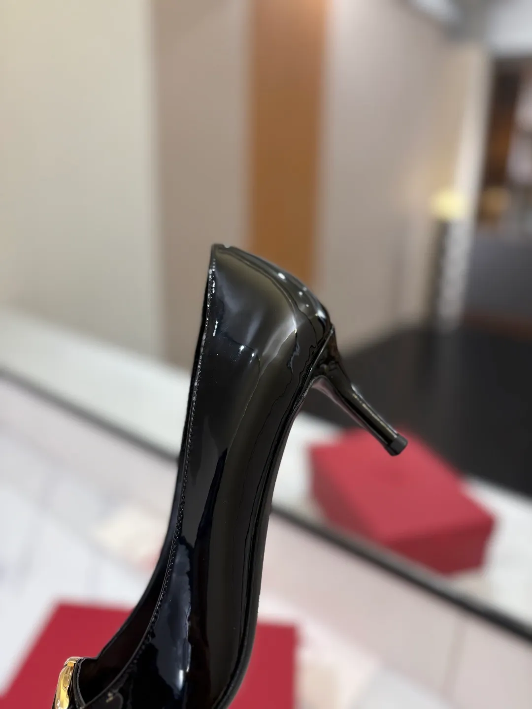 💕💕Factory direct selling price p520💕💕 VALENTINO’s hottest new high-heeled shoes, latest logo buckle, perfect combination with sexy pointed toe❤️‍🔥❤️‍🔥❤️‍🔥❤️‍🔥It is simply the pinnacle of summer fashion💖💖💖💖original replica Upper: patent leather, subleather Outsole: Italian leather outsole Heel height: 6.5cm Size: 35-39 (40 41 42 customized, non-refundable and non-exchangeable)